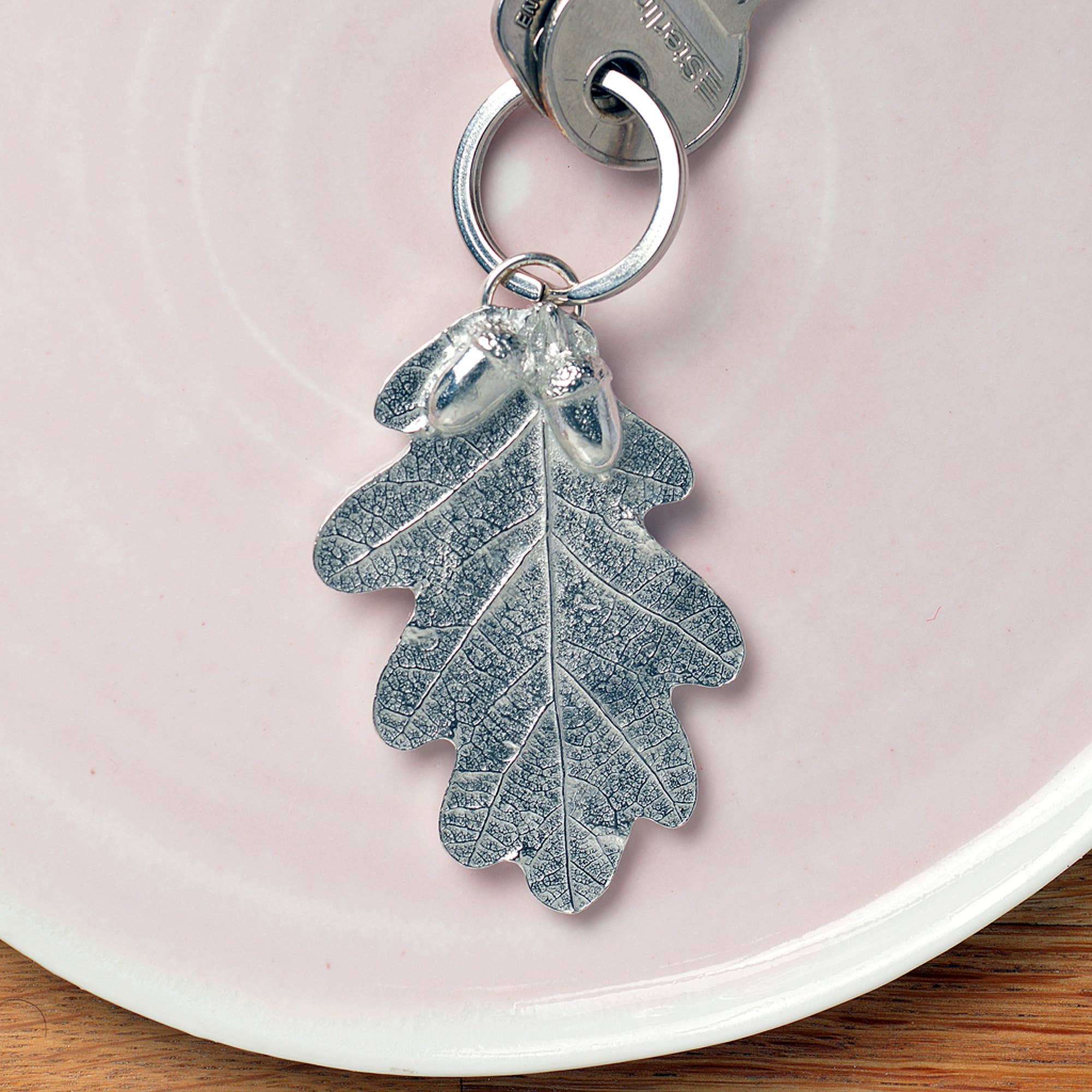 Oak Leaf and Acorn Pewter Keyring - Chunky Keychain Gifts